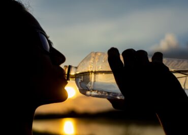 Cómo la hidratación afecta tu piel: la importancia de beber agua 