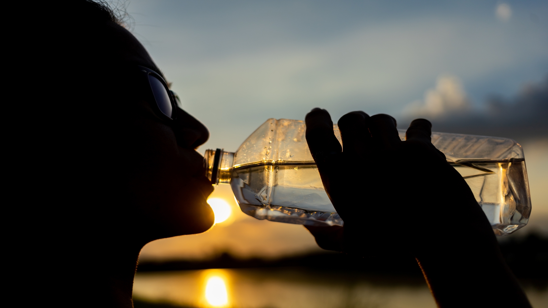 Cómo la hidratación afecta tu piel: la importancia de beber agua 