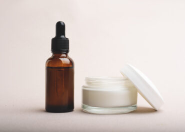 ¿Sérum o crema hidratante? Descubre sus diferencias y cómo usarlos juntos 